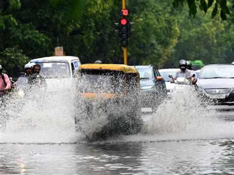 Heavy rain lashes Delhi.